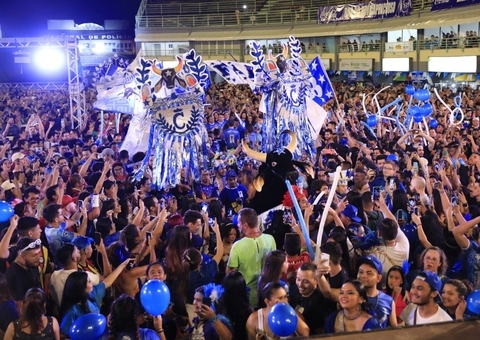 Torcedores do Garantido e do Caprichoso lotam Sambódromo em noite de último ensaio em Manaus