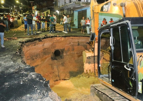 Cratera engole parte de rua após rede de drenagem se romper em Manaus