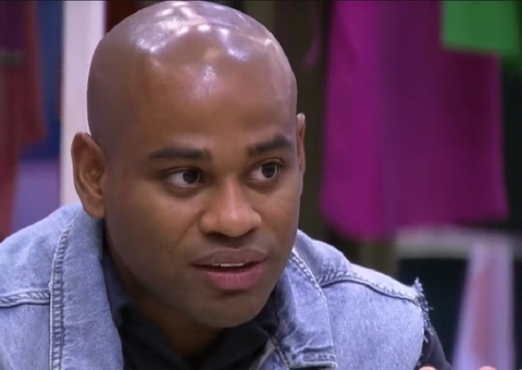 Cezar se irrita com Domitila no Almoço do Anjo: 'acho muito maldoso'