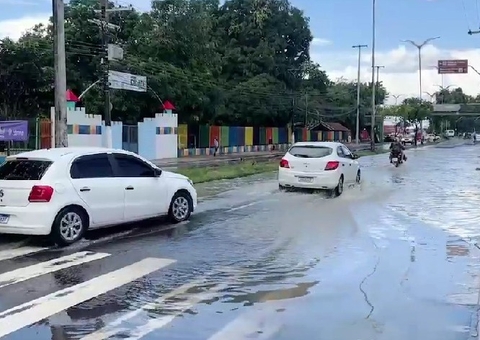 Forte chuva deixa avenida André Araújo alagada, em Manaus; vídeo