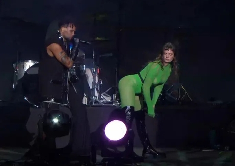 Cantora Tove Lo mostra os seios durante show no Lollapalooza