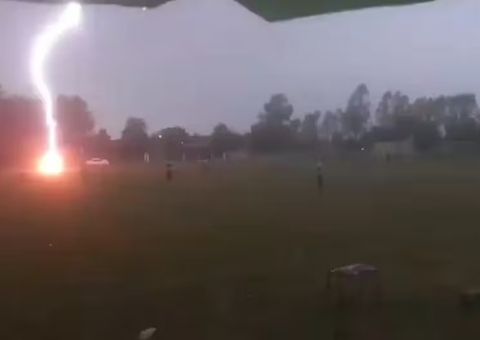 Raio atinge quadra em que grupo de amigos jogava bola na chuva em MG