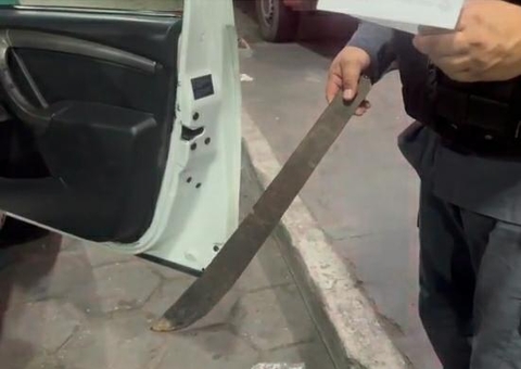 Homem tenta dar terçadadas em pastor após pedir oração em igreja de Manaus