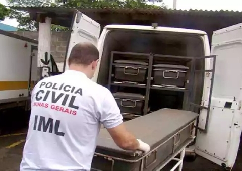 Mulher encontra três pessoas mortas dentro de casa ao voltar de viagem