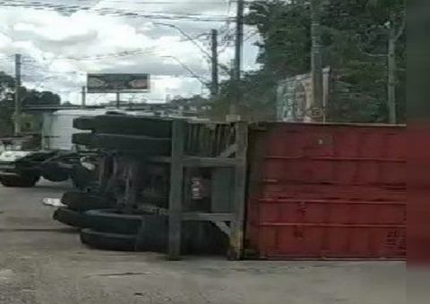 Carreta tomba em avenida de Manaus; vídeo