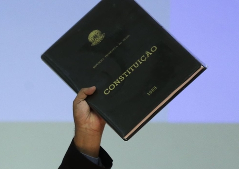 Moraes mantém prisão de homem que furtou réplica da Constituição