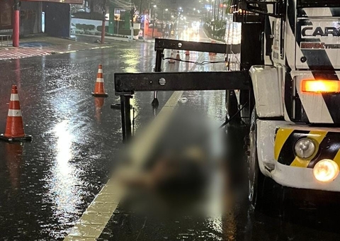 Motociclista morre após ficar engatado em caminhão durante acidente gravíssimo em Manaus