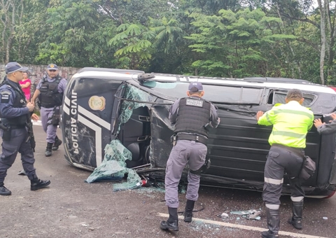 Investigador da Polícia Civil fica ferido ao atingir carro e capotar com viatura na Ponta Negra