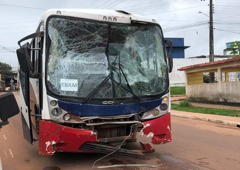 Motorista vai parar no hospital após ônibus de empresas colidirem no Amazonas
