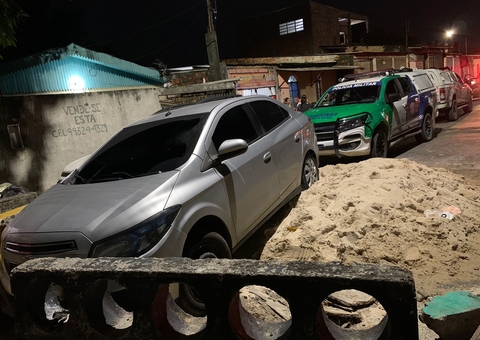 Criminosos rendem família, fazem a limpa em casa e batem carro das vítimas na fuga em Manaus