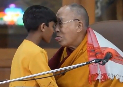 Vídeo: Dalai Lama é criticado por beijo na boca de menino 