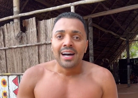 Em Manaus, Tirullipa visita tribo indígena com as filhas; veja fotos