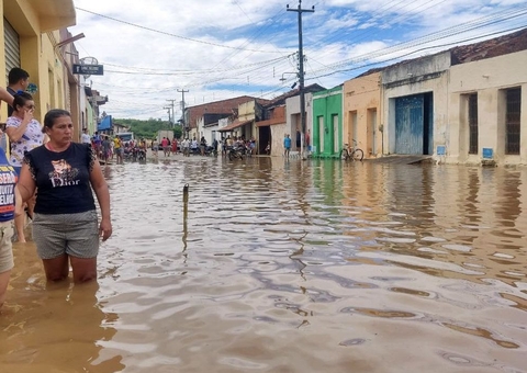 Rompimento de barragem provoca inundações e alagamento no Ceará