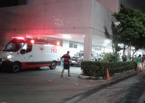 Acidente entre carro e motocicleta deixa casal gravemente ferido em Manaus