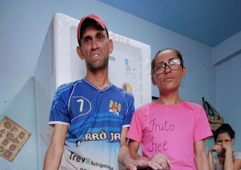 Vídeo de ambulante com paralisia cerebral viraliza e ação em Manaus mobiliza doações