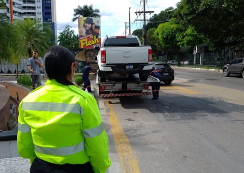 Veículos estacionados irregularmente são retirados de vias em Manaus