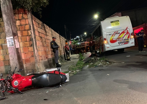 Vídeo mostra acidente em que mãe morre arremessada em bueiro e filho fica ferido em Manaus