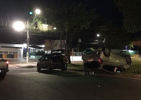 Acidente: Carro capota no meio da avenida Brasil em Manaus