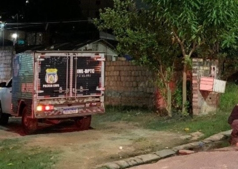 Adolescente morre no meio da rua após ser baleado e esfaqueado em Manaus 