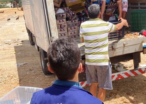 Cinco toneladas de alimentos vencidos são apreendidos em armazém em Manaus