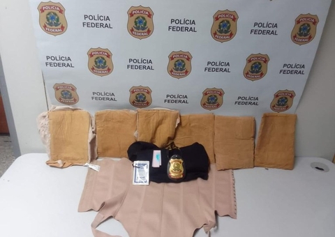Jovem é presa em aeroporto com 2,6 kg de cocaína escondida em cinta