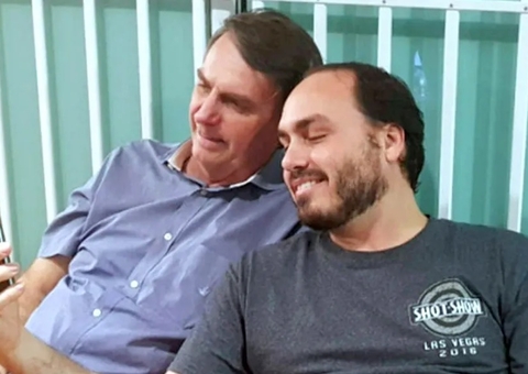 Carlos Bolsonaro anuncia que deixará comando das redes sociais do pai