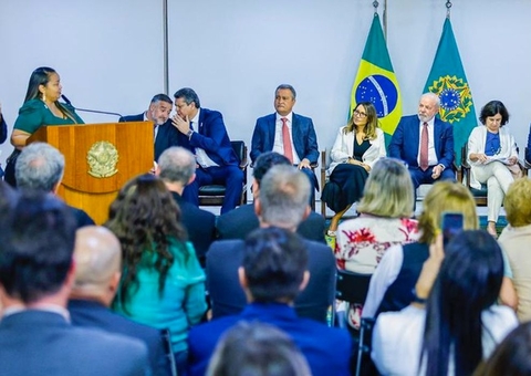 Lula assina projeto de lei que garante verba para piso da enfermagem