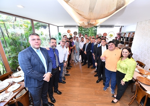 Em almoço concorrido, prefeito David Almeida e vereadores estreitam alinhamento político