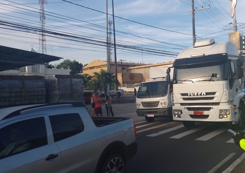 Veículos pesados passam por fiscalização em vias regulamentadas de Manaus  