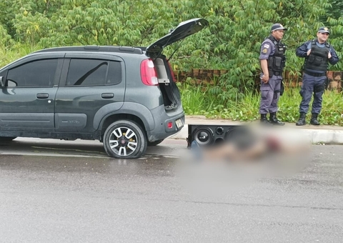 Homem estaciona carro para trocar pneu e acaba executado a tiros em Manaus