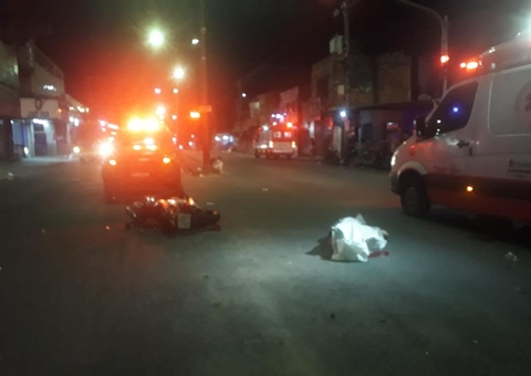 Jovem morre e outro fica ferido em acidente entre moto e rota de empresa em Manaus 