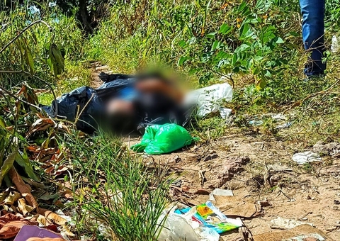 Homem é assassinado a facadas e tem corpo jogado em terreno baldio em Manaus