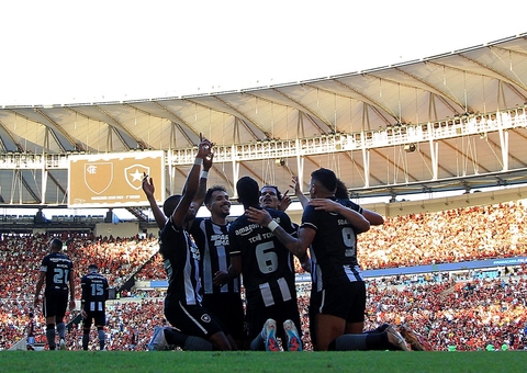 Com um a menos, Botafogo vence Flamengo e assume a liderança do Brasileirão