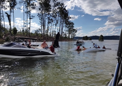 Queda de hidroavião em represa deixa dois mortos em SP