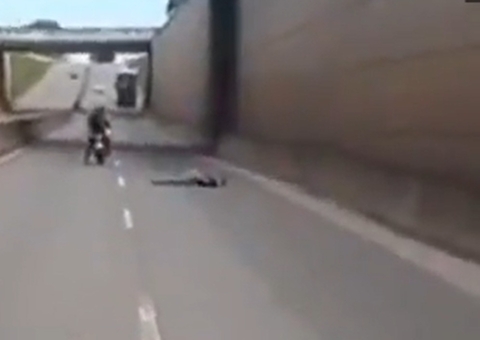 Homem pula algemado de viaduto ao tentar fugir da polícia; vídeo