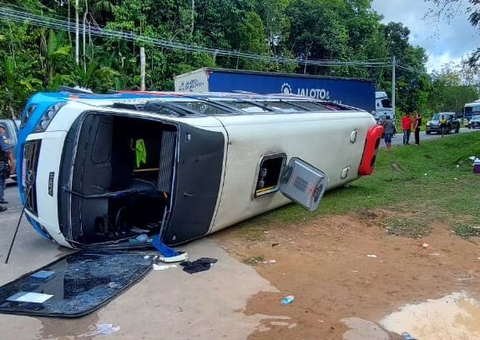 Motorista de micro-ônibus atingido por caminhão em acidente BR-174 está em estado grave