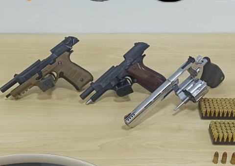 Após prisão de traficante, PF encontra armas escondidas sob piso de garagem de casa em Manaus 