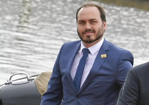 Carlos Bolsonaro dificulta apuração de 'rachadinha' após saque de 90% do salário em 16 anos