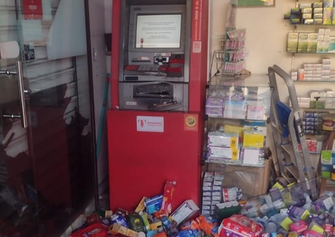 Criminosos invadem drogaria e tentam explodir caixa eletrônico em Manaus