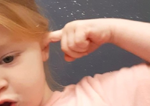 Mãe encontra carrapatos dentro do ouvido da filha durante banho