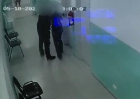 Médico é preso após ser filmado agarrando enfermeira à força em posto de saúde