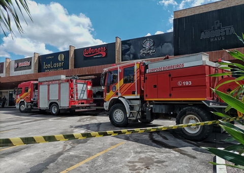 Incêndio atinge hamburgueria e fogo se espalha em centro comercial de Manaus; vídeo