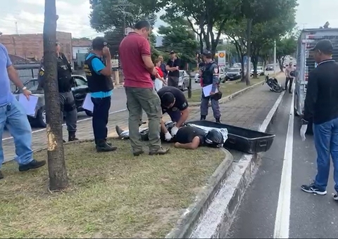 Homem morre após perder controle da moto e se chocar contra árvore em avenida de Manaus