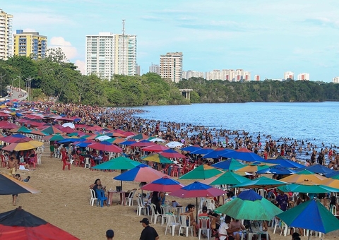 Manauaras aproveitam calor e comemoram o Dia das mães na praia da Ponta Negra