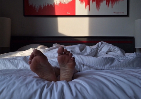 Homem se hospeda em hotel e acorda com gerente chupando seus dedos dos pés