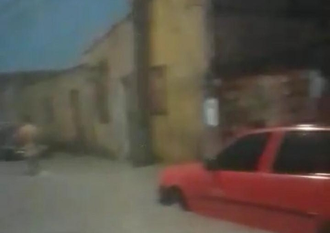 Casas são invadidas pela água durante temporal em Manaus; vídeo