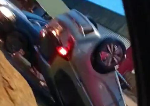 Carro capota em grave acidente durante forte temporal em Manaus