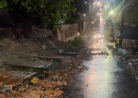 Muro de casa desaba e rua fica bloqueada durante temporal em Manaus 