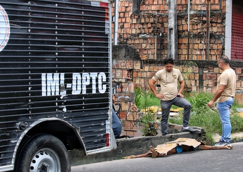 Homem é executado e jogado de dentro de carro em Manaus em plena luz do dia