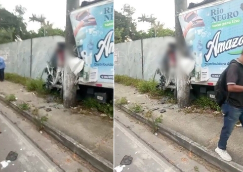 Motorista e ajudante ficam presos às ferragens após caminhão bater contra poste em Manaus